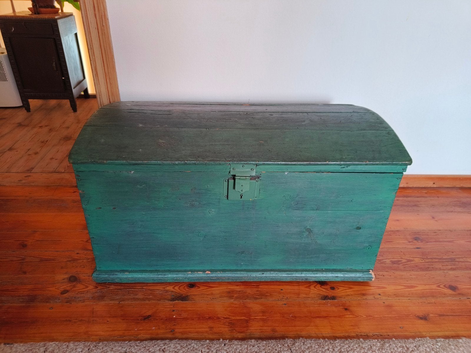 Oude houten groene kist, Enlèvement
