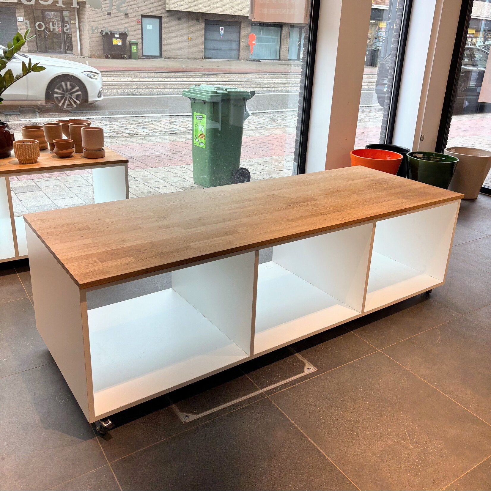 Etalagedisplay op wielen met stop, Ophalen