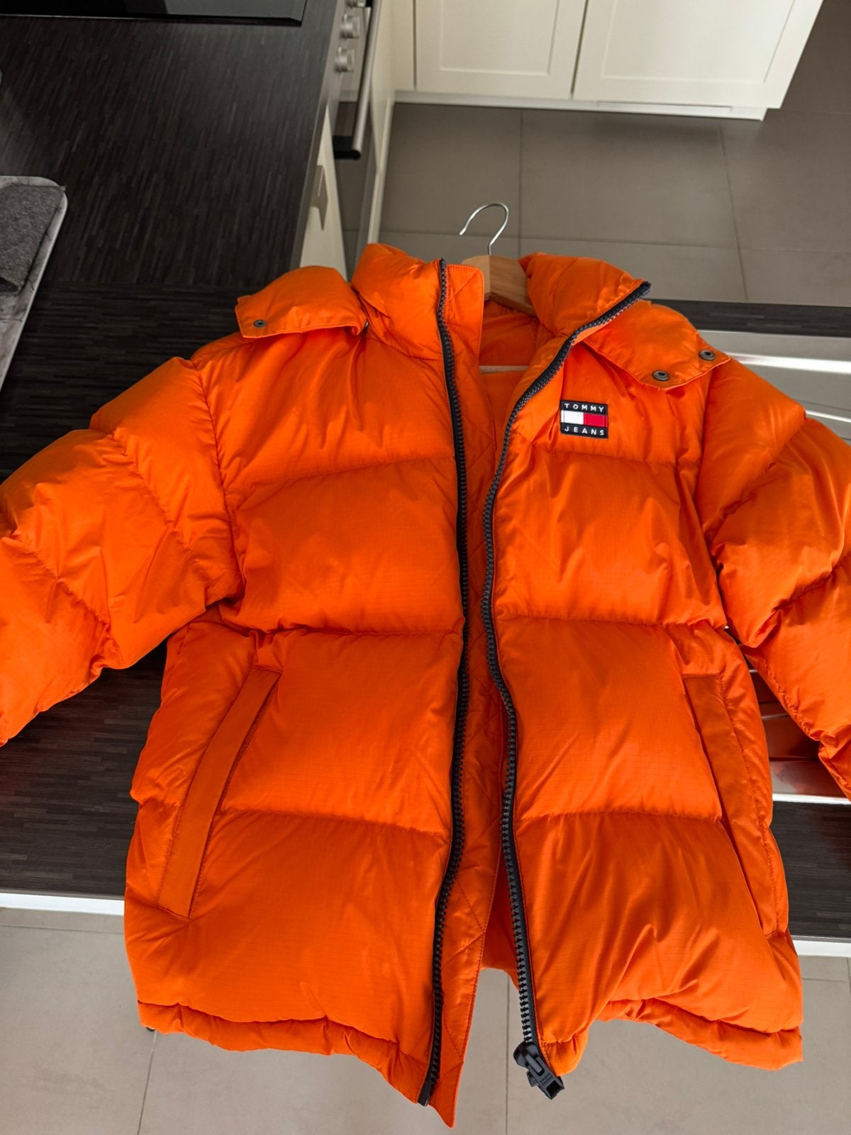 Tommy jeans winterjas XS, Ophalen, Zo goed als nieuw, Oranje
