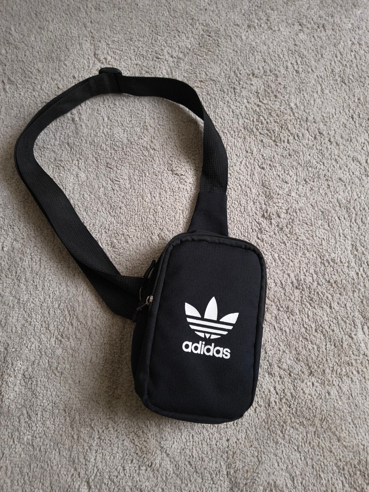 Adidas kleine schoudertas, Handtassen en Accessoires, Tassen | Schoudertassen, Ophalen, Gebruikt, Zwart, Overige merken