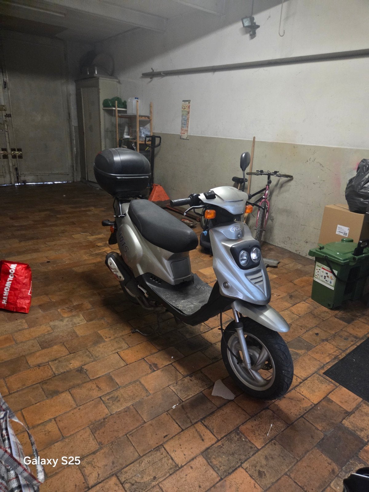 Scooter en parfaite état,papiers completScooter en parfaite, Motos, Particulier, Scooter