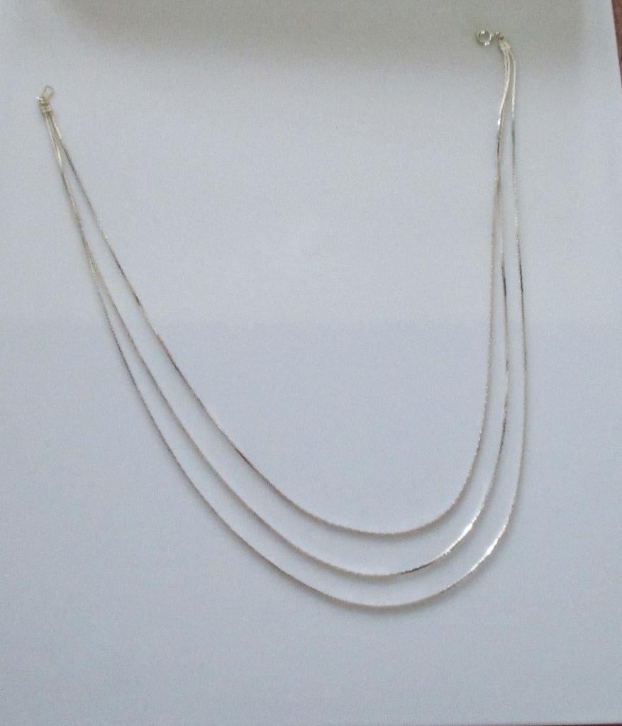 Zilverachtige ketting-ca. 46 cm-in het slot staat  CM nummer, Handtassen en Accessoires, Kettingen, Ophalen of Verzenden, Zo goed als nieuw