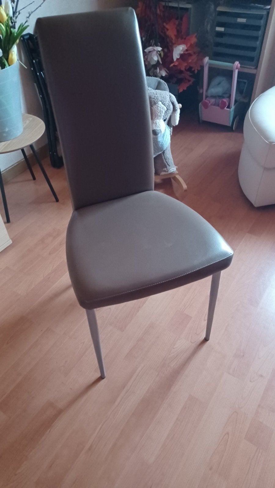 4stoelen taupekleur met aluminium poten en stof is zeer ster, Huis en Inrichting, Ophalen, Gebruikt, Bruin, Kunststof