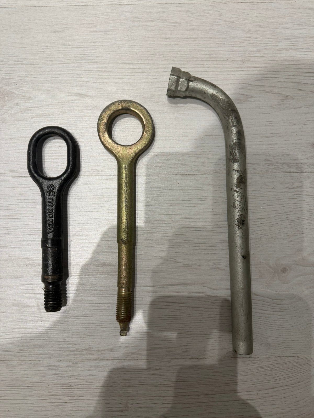 Clé a ecrou de roue et 2 crochets de remorquage, Enlèvement, Comme neuf