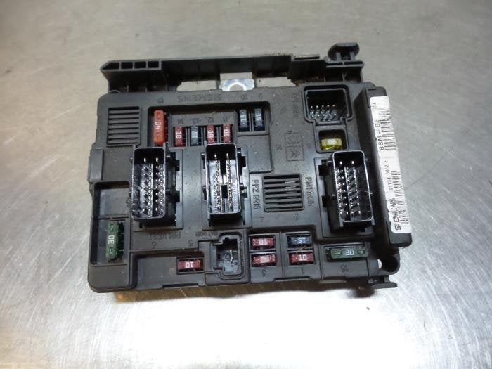 Boîte à fusibles d'un Peugeot 206, -, 3 mois de garantie, Utilisé, -