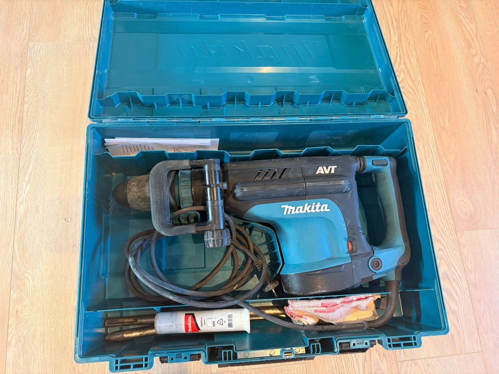 Makita HM1213C Breekhamer 2024, Doe-het-zelf en Bouw, Ophalen, Zo goed als nieuw