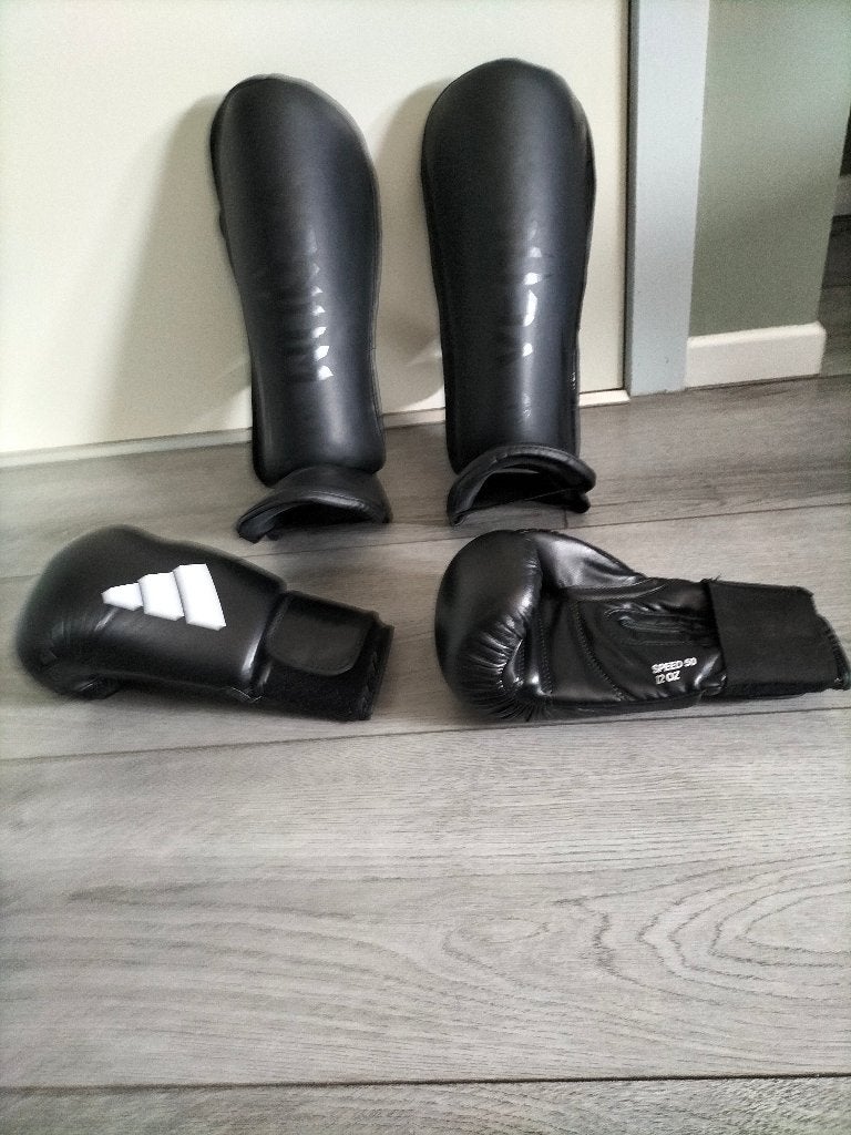 Gants de boxe et protège-tibias, Sports & Fitness, Enlèvement, Comme neuf, Gants de boxe
