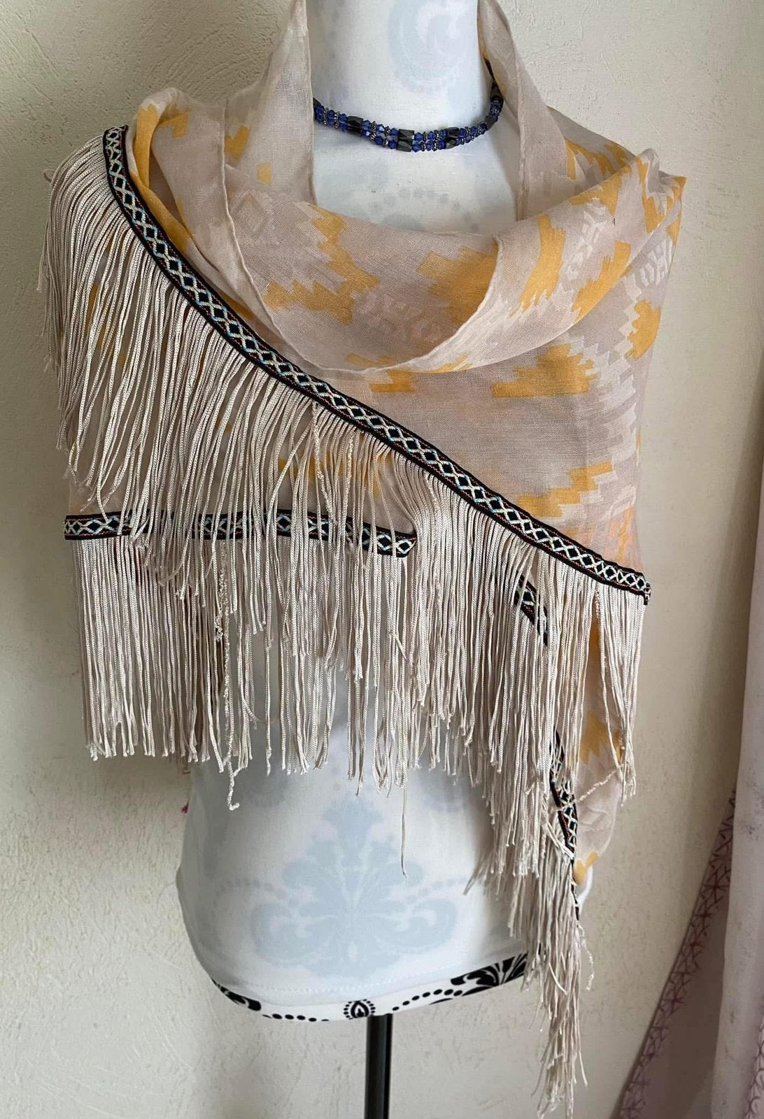 Foulard étole style boho avec perles et plumes, Enlèvement ou Envoi, Comme neuf