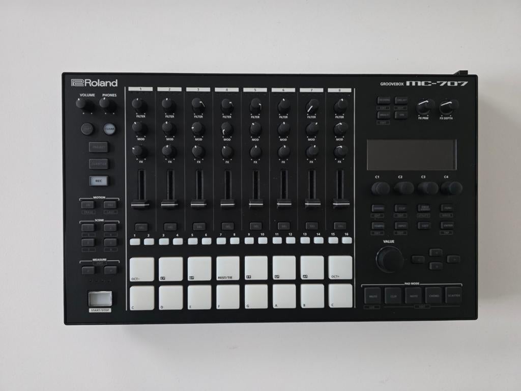 Roland mc 707 + Fonik stand, Muziek en Instrumenten, Ophalen