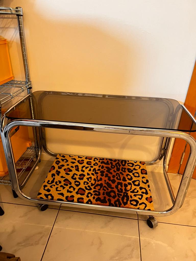 Chrome bijzet tafel met glas en houten plank, Enlèvement, Utilisé, Verre