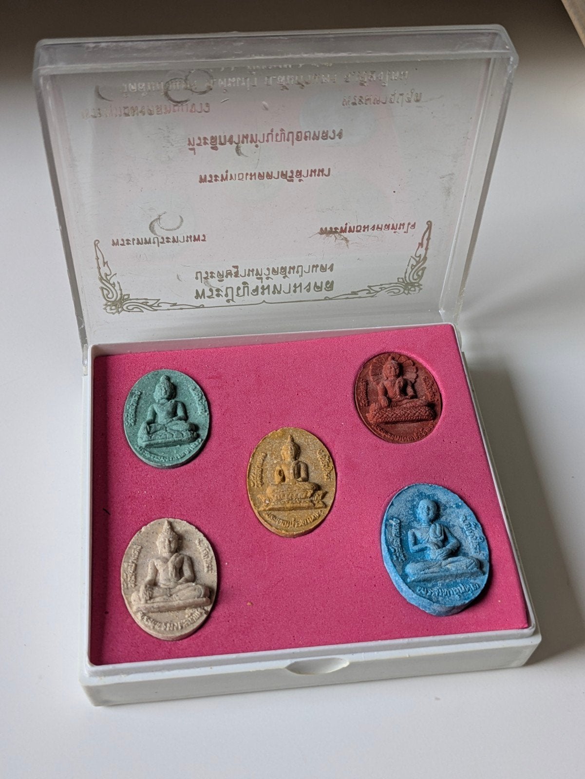 Set van Thaise amuletten uit tempel, Antiquités & Art, Enlèvement ou Envoi, Boîte