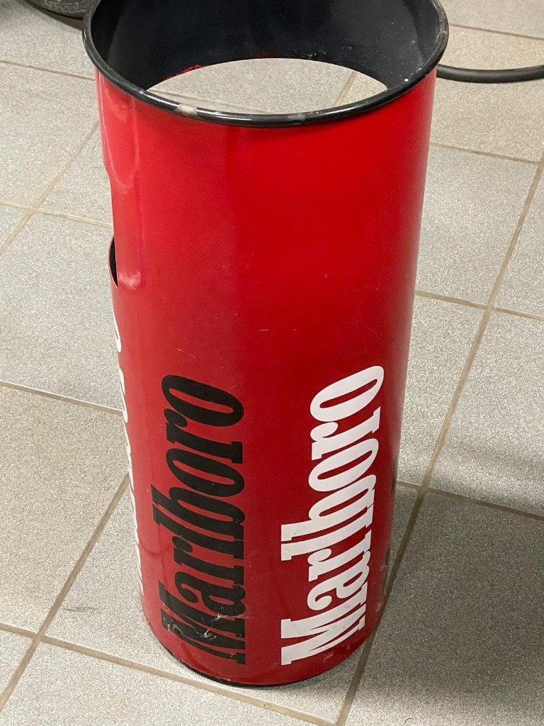 Prachtig Marlboro decoratief item, Ophalen, Metaal, Gebruikt, Rood