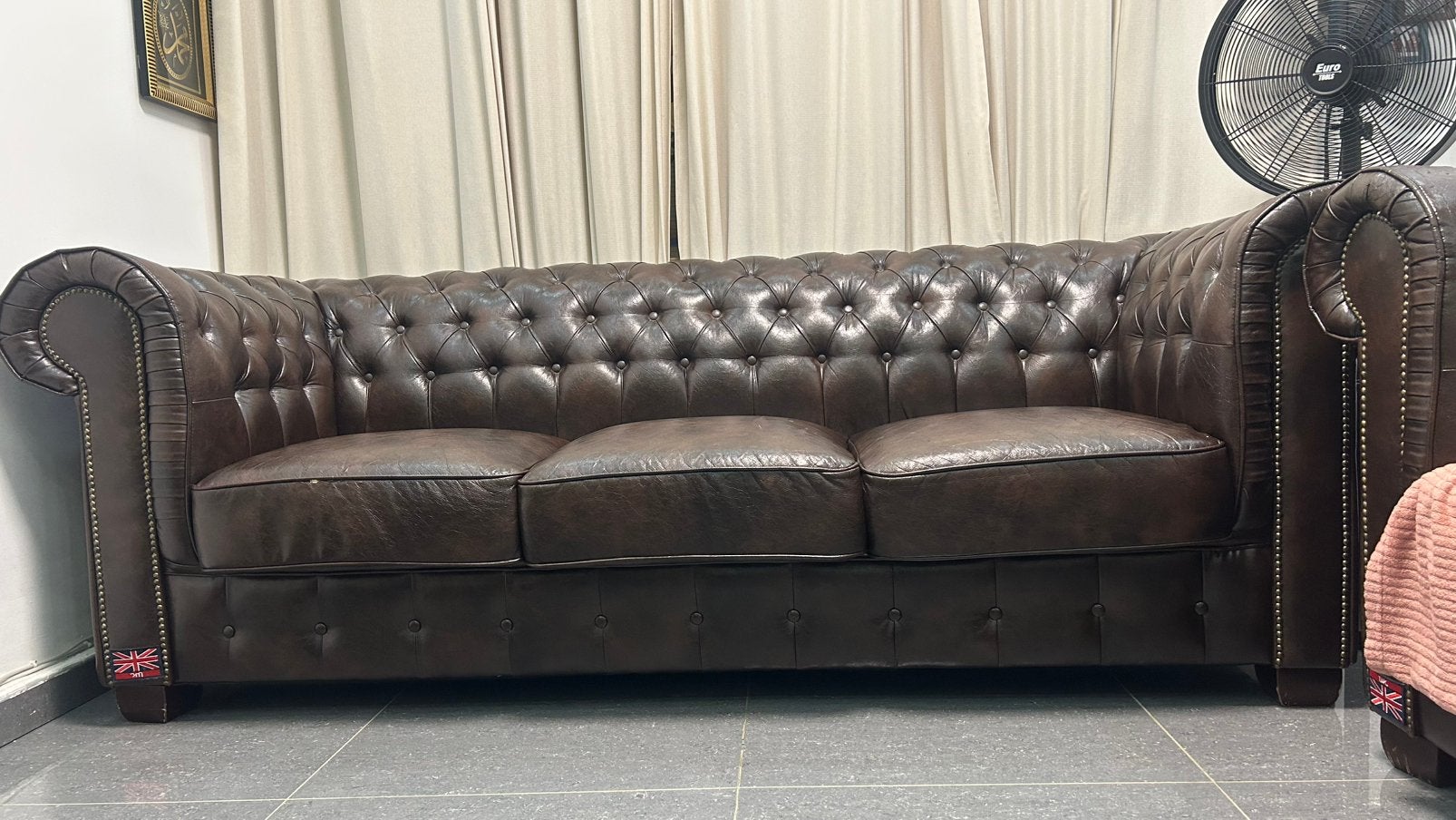 Chesterfield zetel || Donkerbruin || Lichte gebruiksporen, Trois personnes, Chesterfield, Banc droit, Enlèvement