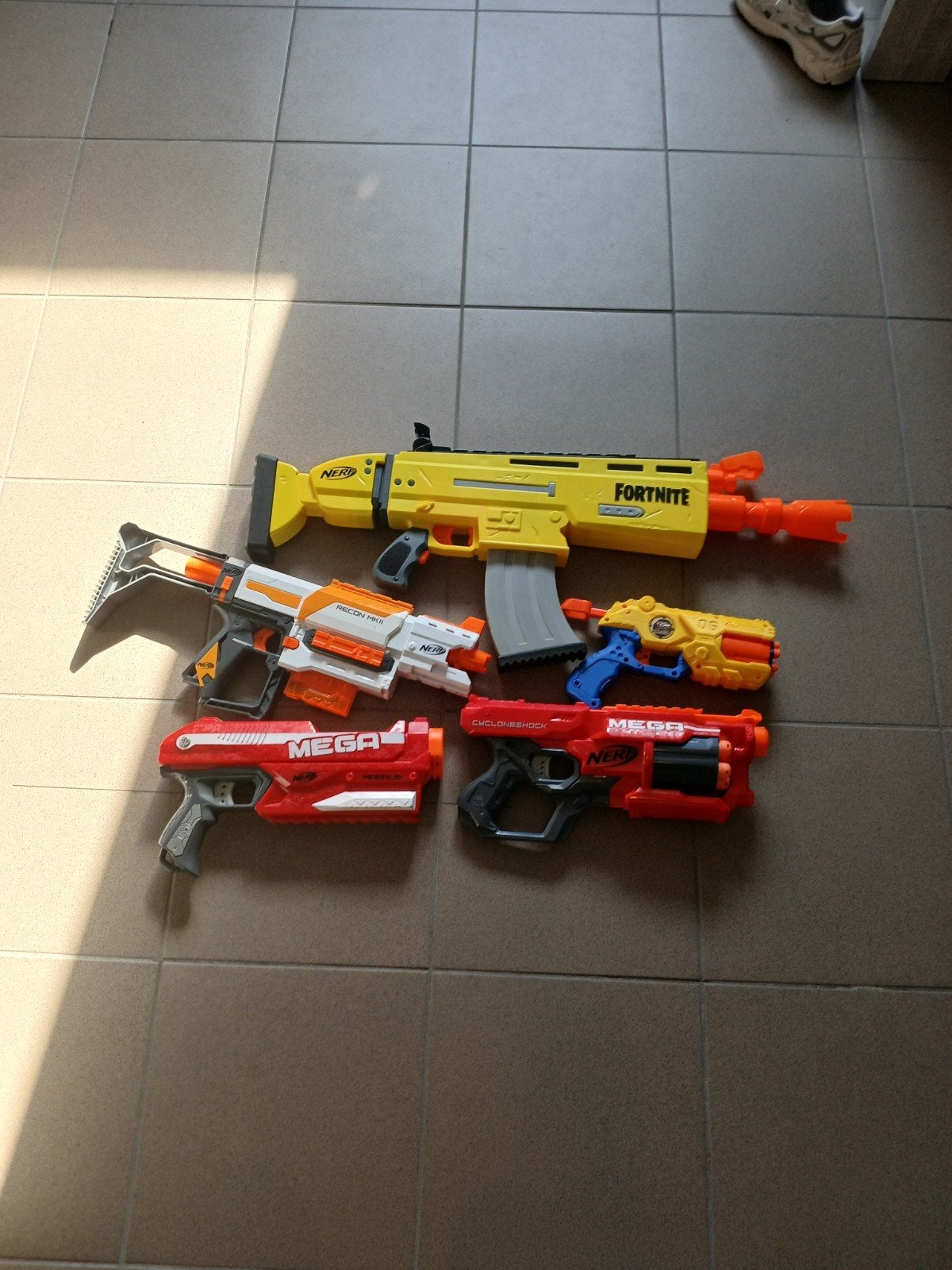 Nerf geweren ( MOET WEG ), Verzamelen, Speelgoed, Ophalen, Zo goed als nieuw