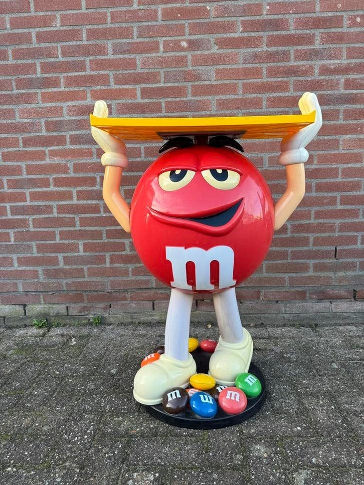 Grote M&M's display figuur - Rood met dienblad
