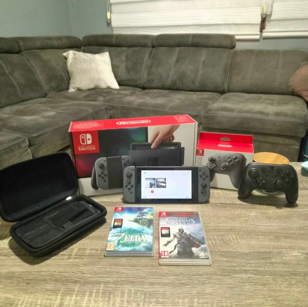 Lot Nintendo Switch complet avec Manette Pro, Zelda TOTK et, Consoles de jeu & Jeux vidéo, Enlèvement, Switch Original, Avec 2 manettes