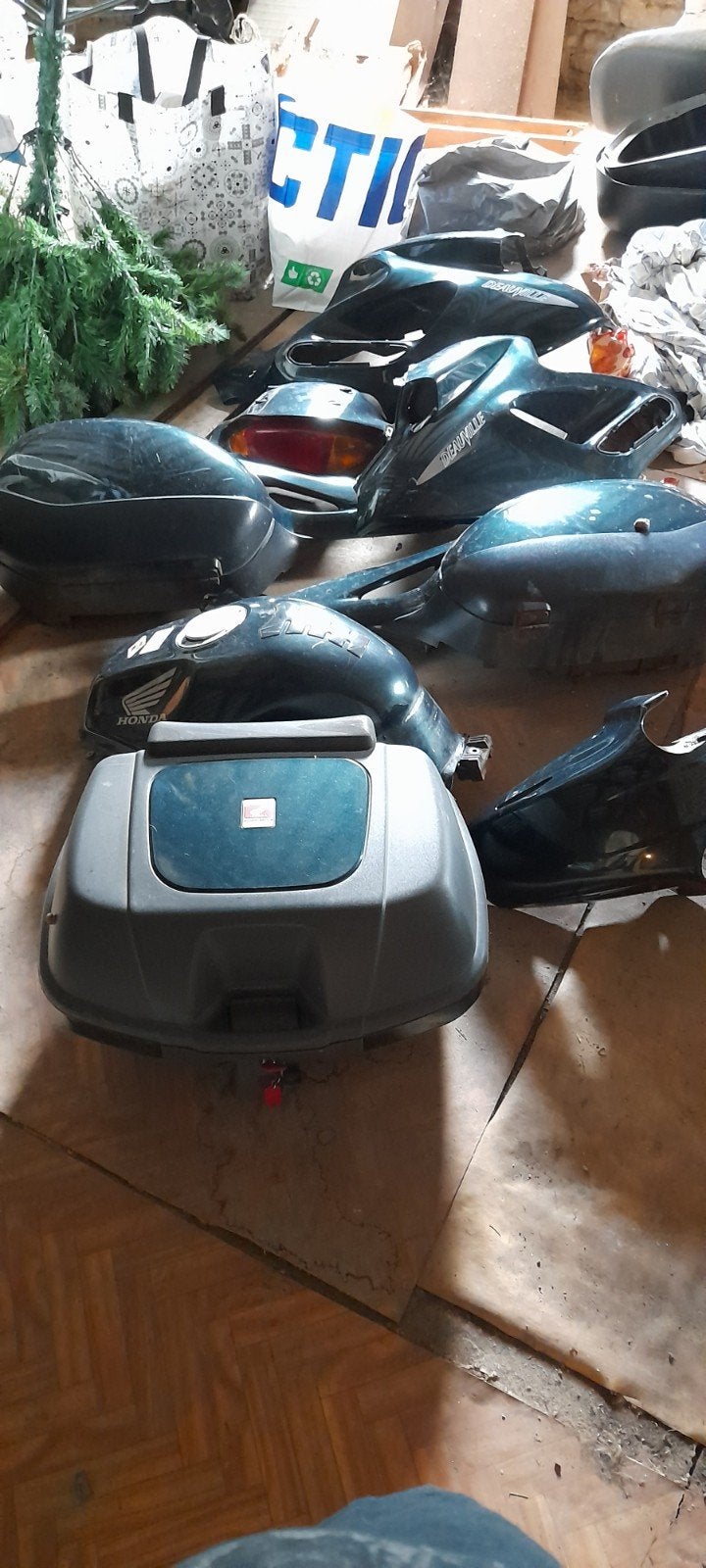 A vendre carénage complet avec top caisse honda deauville650, Enlèvement