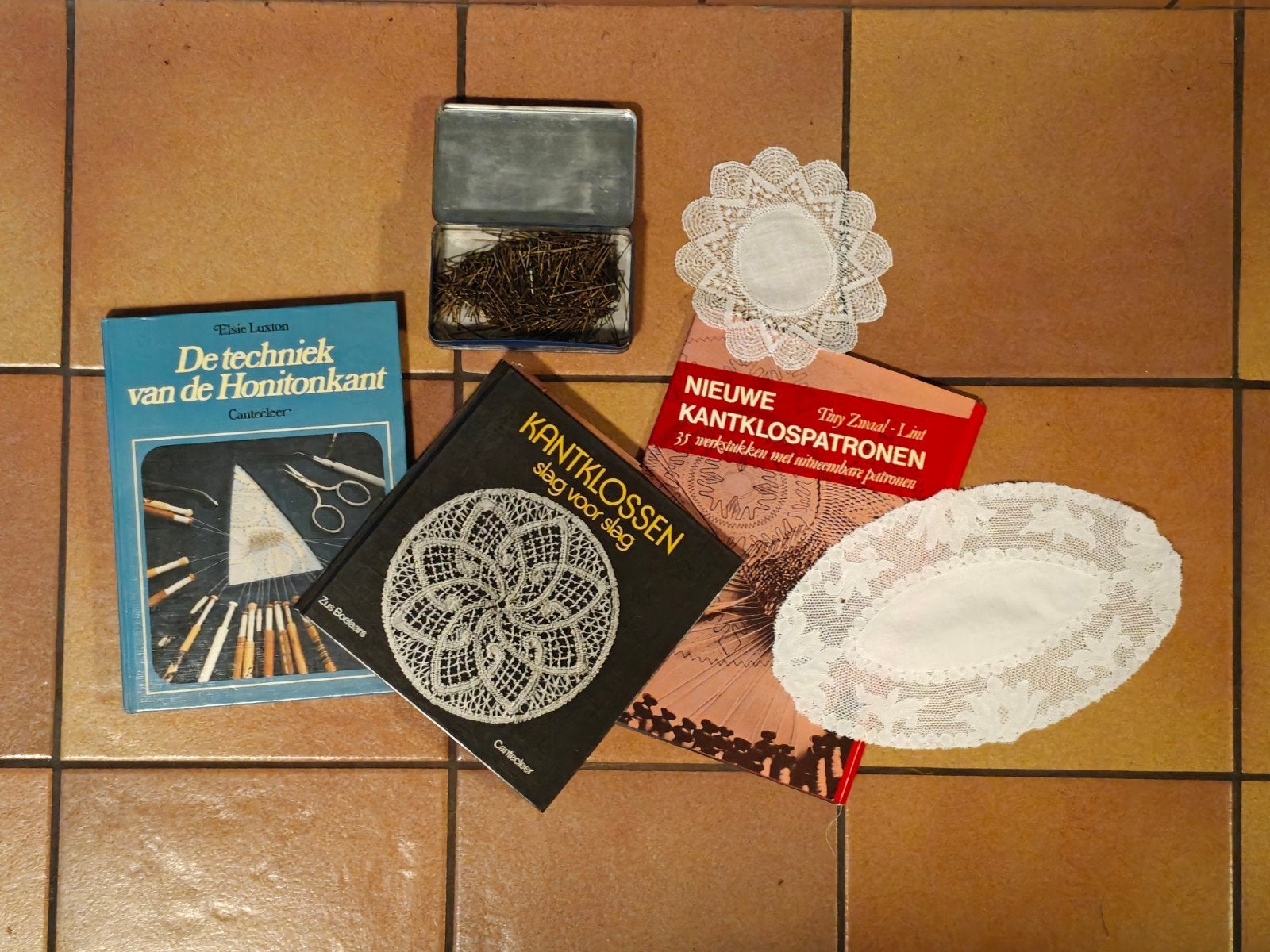 pakket kantklosmateriaal en boeken., Hobby en Vrije tijd, Ophalen