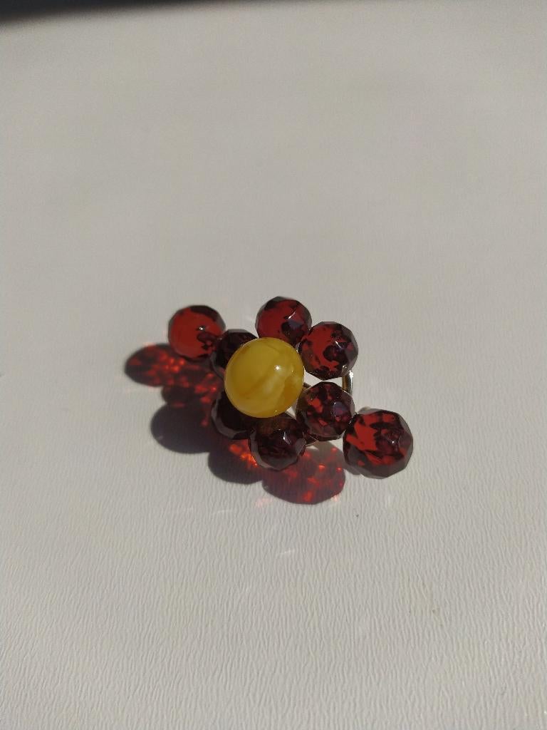 Broche jaune et rouge ambre de la Baltique, Bijoux, Sacs & Beauté, Broches, Enlèvement ou Envoi, 4 à 7 cm, Avec pierre précieuse