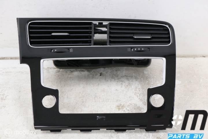 Lakzwarte navigatie omranding VW Golf 7 5G1819743D, Gebruikt