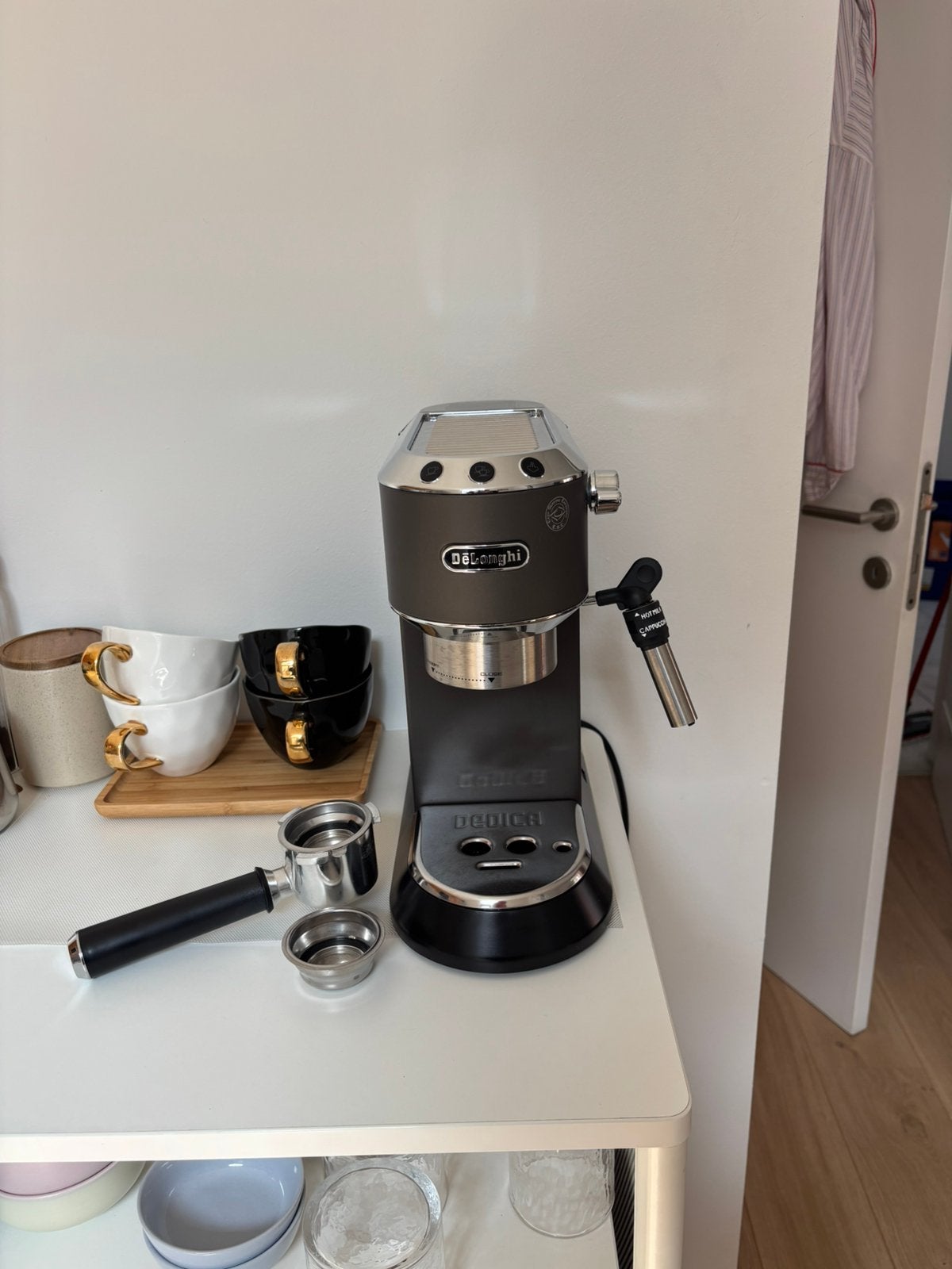 Koffiemachine Dedica Style Delonghi, Electroménager, Café moulu, Réservoir d'eau amovible, 2 à 4 tasses, Comme neuf