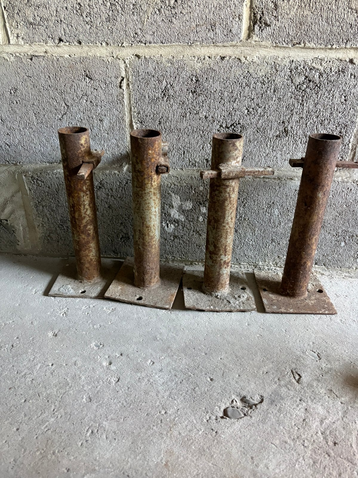 A vendre 4 pieds d’échafaudage (Faire offre), Ophalen, Gebruikt