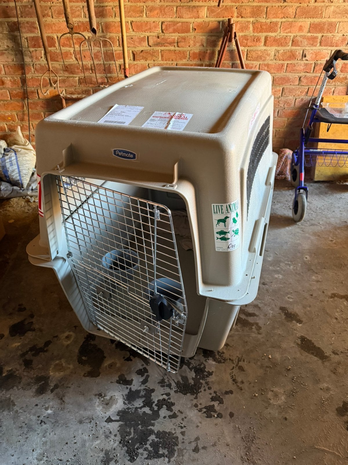 Honden transport kennel met voeder en drankbak, Ophalen, Zo goed als nieuw