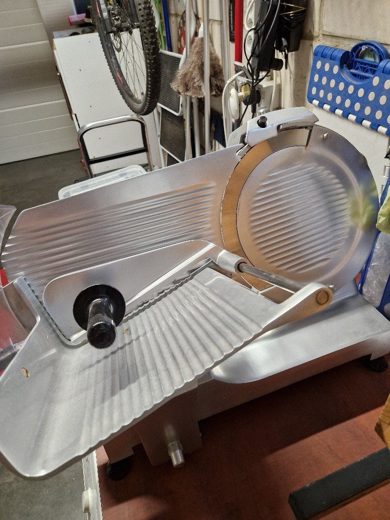 Professionele vleessnijmachine, Ophalen