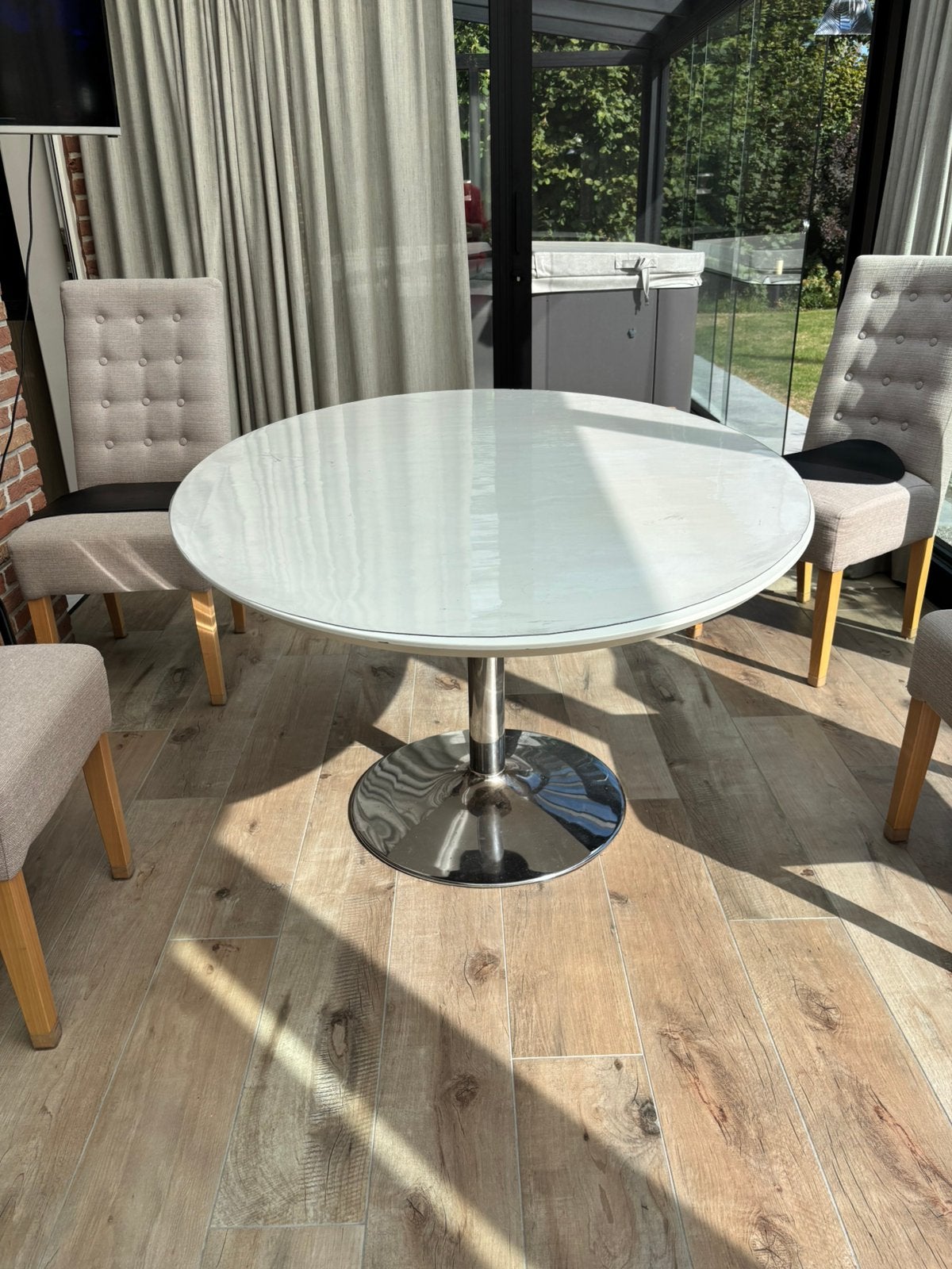 Witte eettafel op alu poot, Huis en Inrichting, Tafels | Eettafels, Ophalen, Gebruikt, 100 tot 150 cm, Vijf personen of meer