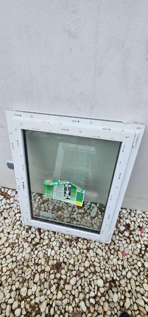 Fenetre PVC 80 cm (largeur) x 100 Cm (h), triple vitrage, Neuf, Fenêtre de façade ou Vitre, Enlèvement, 80 à 120 cm