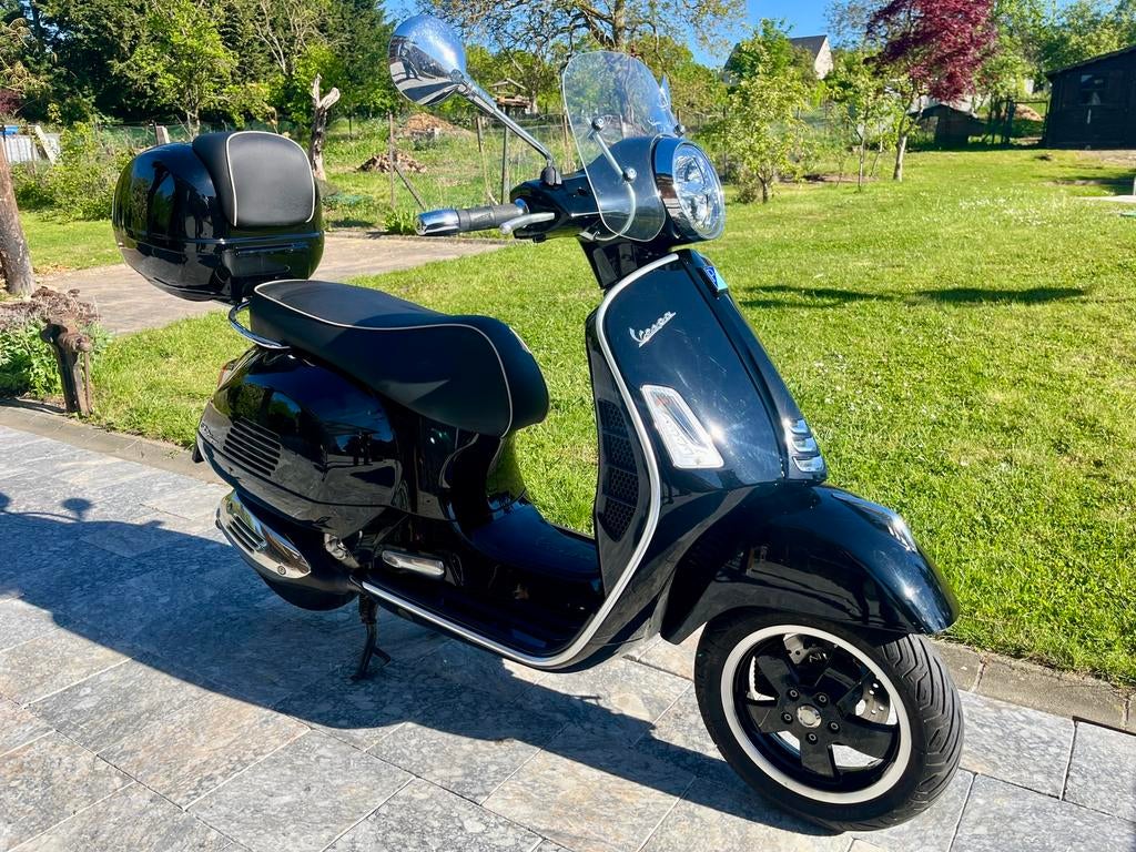 Vespa 300 GTS Super!!! 1800 km!!!, Fietsen en Brommers, Ophalen, Zo goed als nieuw