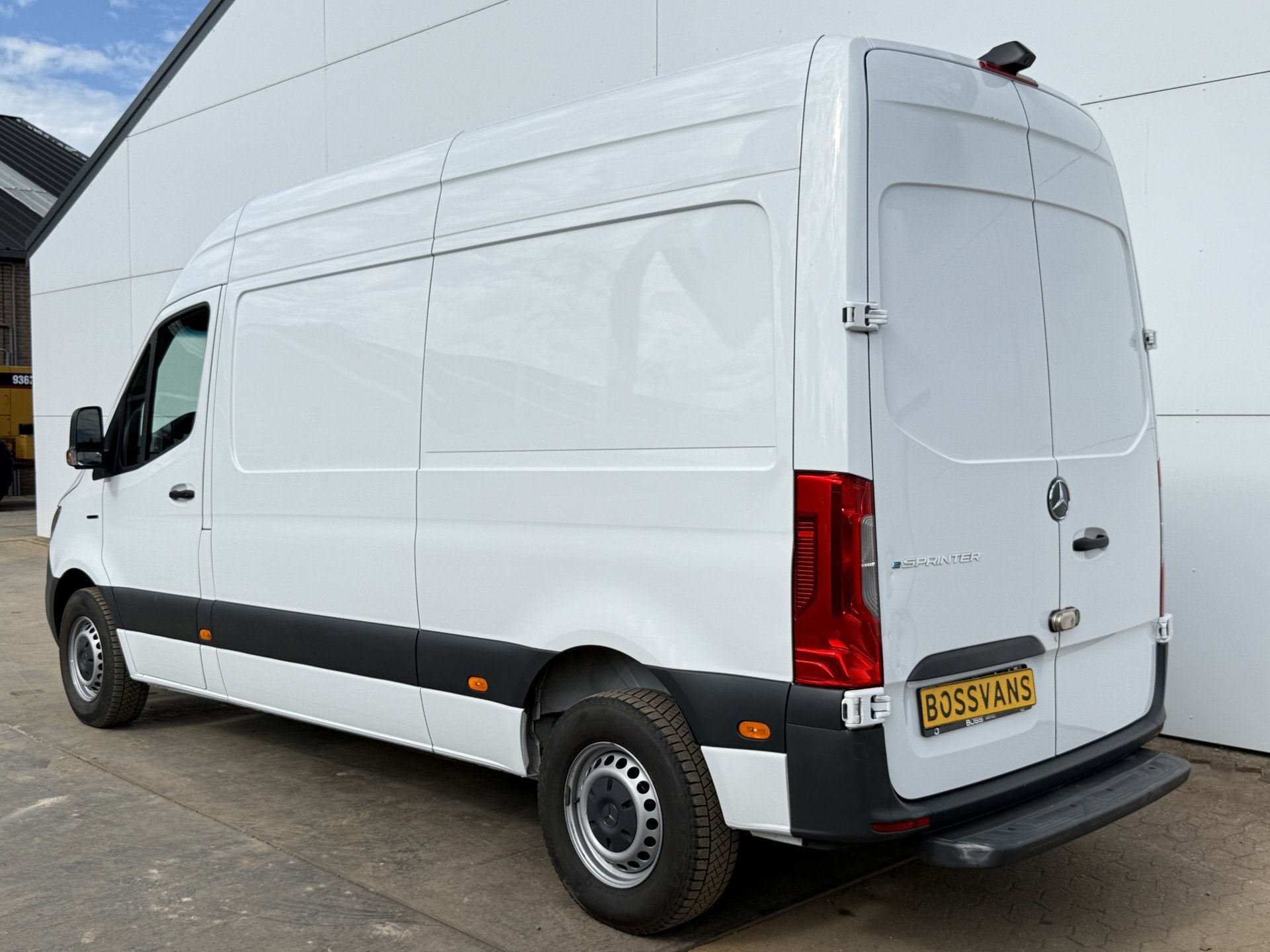 Mercedes-Benz eSprinter 312 55 kWh L2H2 Elektrisch 145km WLT, Auto's, Stof, Gebruikt, 116 pk, Wit