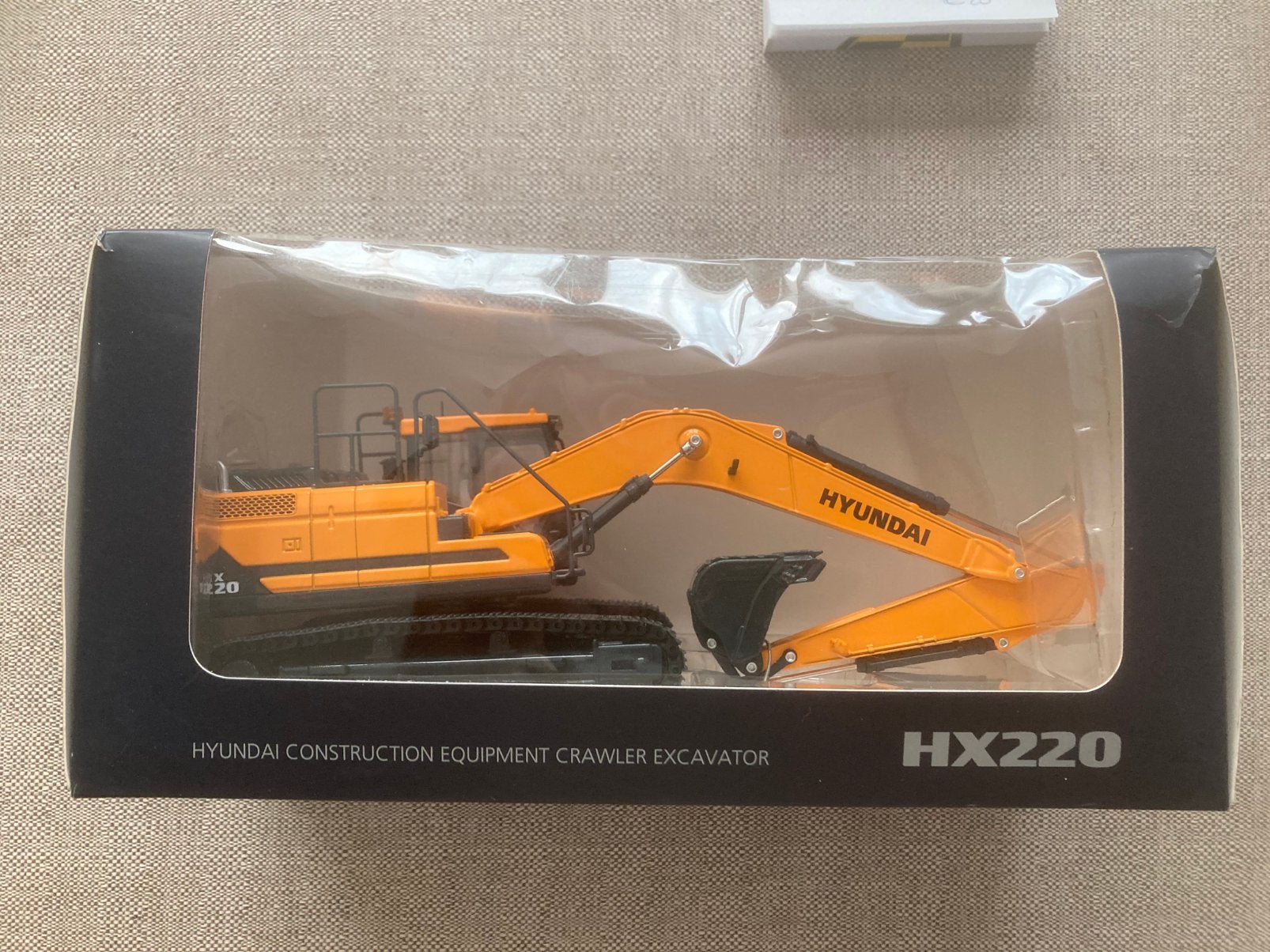 Hyundai Construction Excavator HX220 1/35 Die-Cast, Enlèvement ou Envoi, Comme neuf