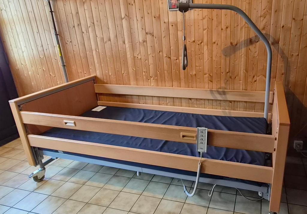Lit médicalisé électrique avec potence, Maison & Meubles, Chambre à coucher | Lits, Utilisé, Une personne, 90 cm, 200 cm, Bois