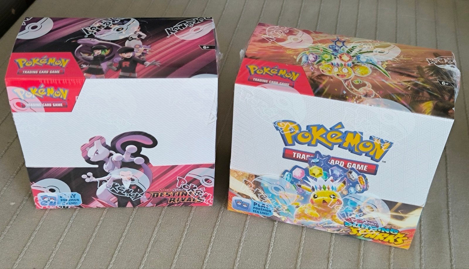 Sealed booster box Destined Rivals en Surging Sparks, Hobby en Vrije tijd, Ophalen, Booster