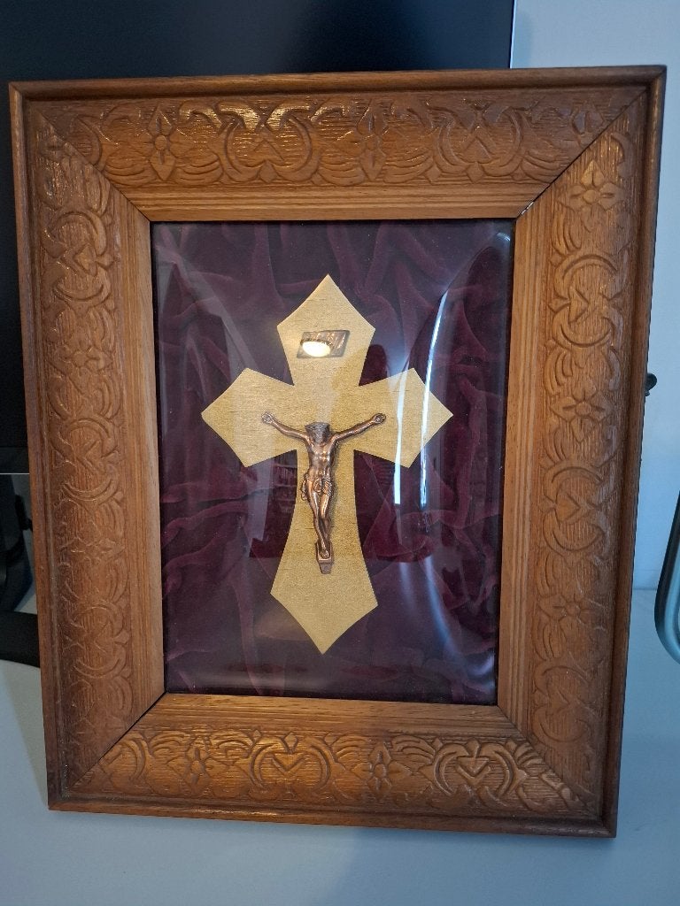 Antiek ingelijst bronzen kruisbeeld achter bol glas, Ophalen