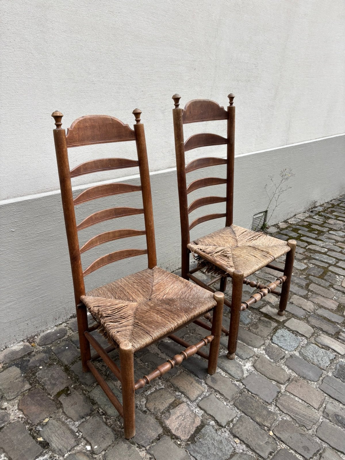 2 18de eeuwse stoelen uit Bijlokeabdij te Gent, Ophalen