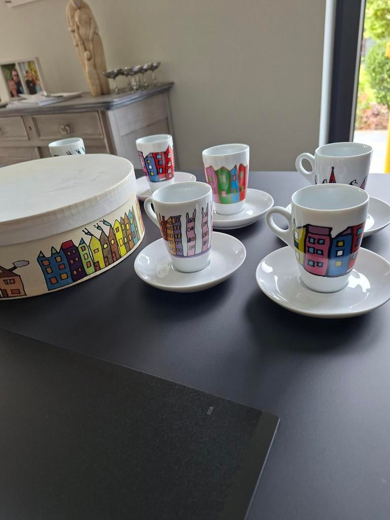 Grote YONG-doos met 6 kopjes en 6 schoteltjes, Ophalen of Verzenden