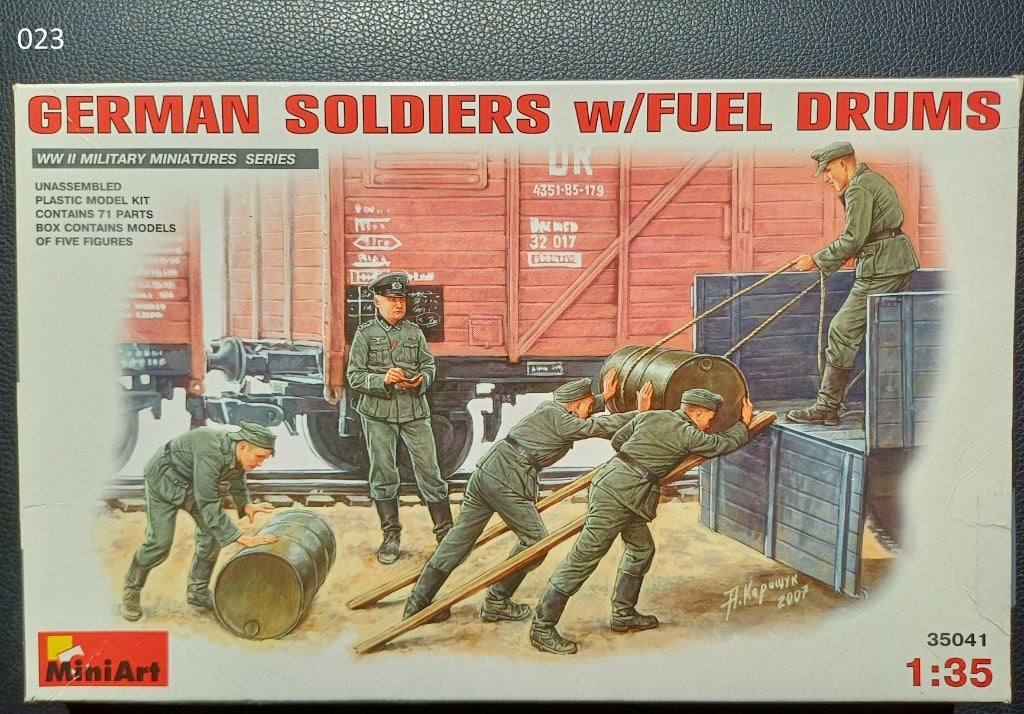German Sodiers w/ fuel drums(1) 1/35   Miniart, Enlèvement ou Envoi