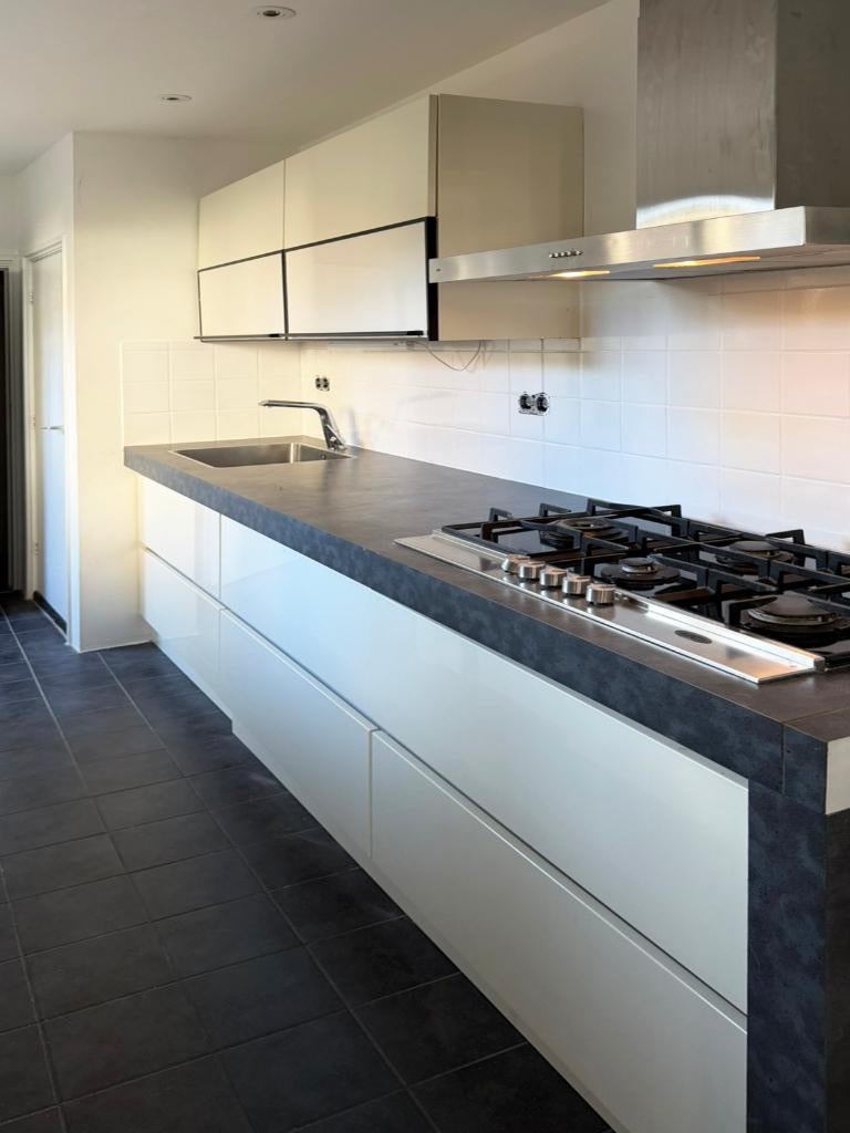 Duurzame rechte keuken 306 x 62 cm met houten werkblad, Huis en Inrichting, Ophalen, Wit, Enkelwandige keuken, Hoogglans of Gelakt