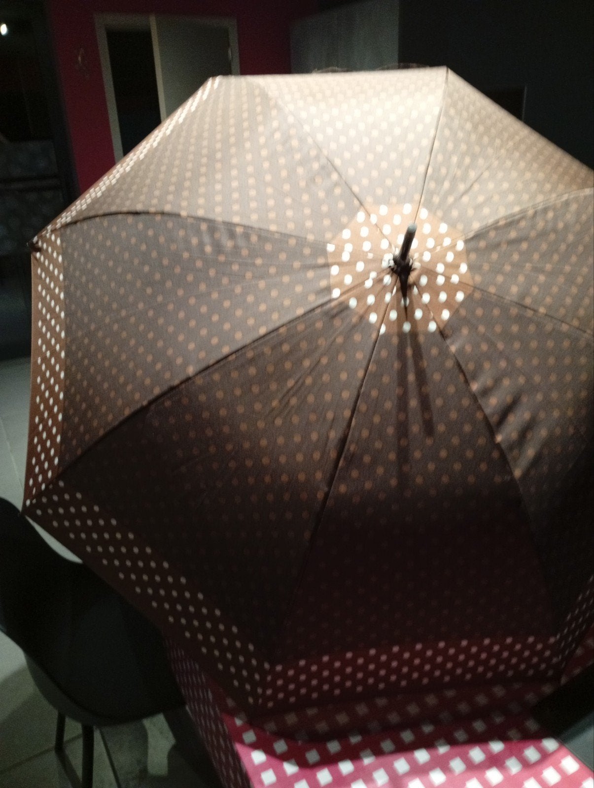 Parapluie brun pois brun et blanc, Brun
