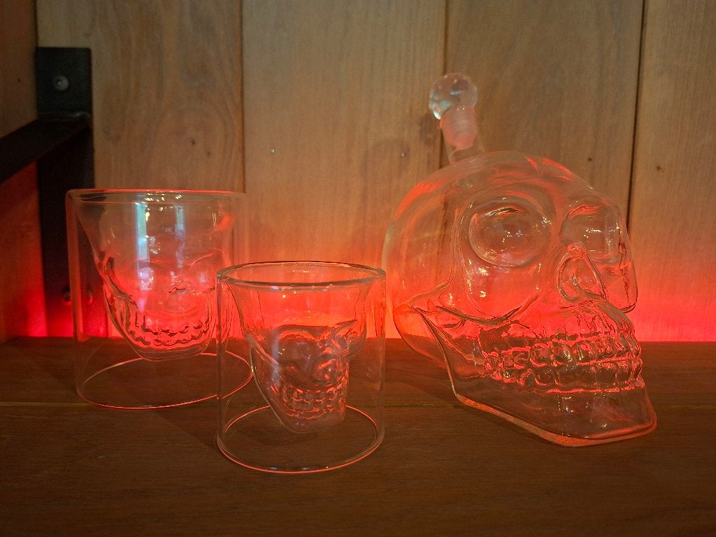 Ensemble crâne, carafe en verre, verre à liqueur + à gobelet, Enlèvement, Comme neuf, Autres types
