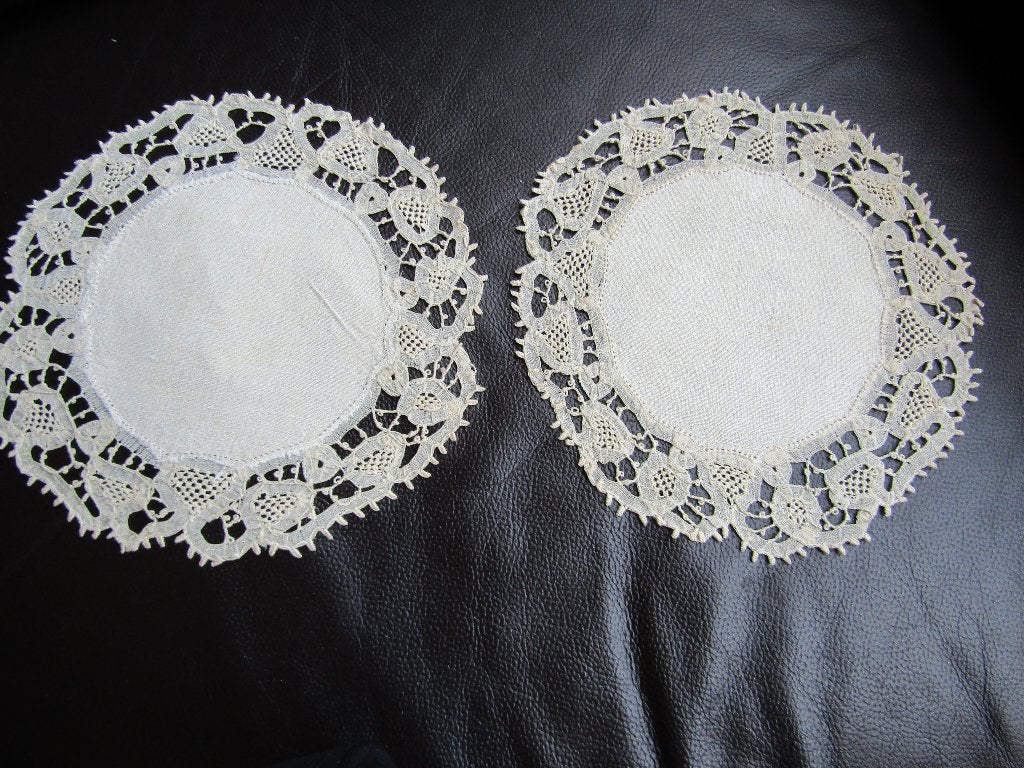 Prachtige kanten placemats met Brugse stippen, Hobby en Vrije tijd, Kantklossen, Ophalen of Verzenden, Nieuw, Overige typen
