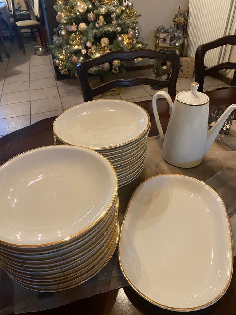 Servies 12 pers. met gouden rand, Ophalen