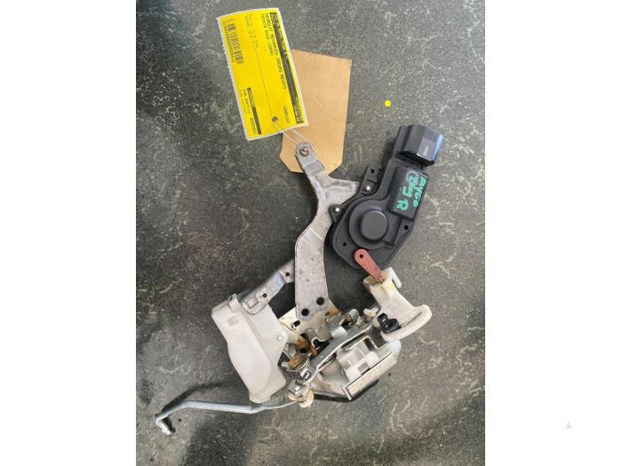 Serrure portière mécanique 2portes droite d'un Toyota Aygo, Enlèvement ou Envoi, 3 mois de garantie, Utilisé, Toyota