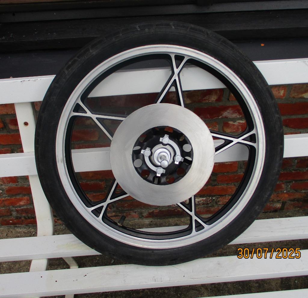 Voorwiel oldtimer SUZUKI GT, Fietsen en Brommers, Ophalen, Zo goed als nieuw, Frame, Overige merken