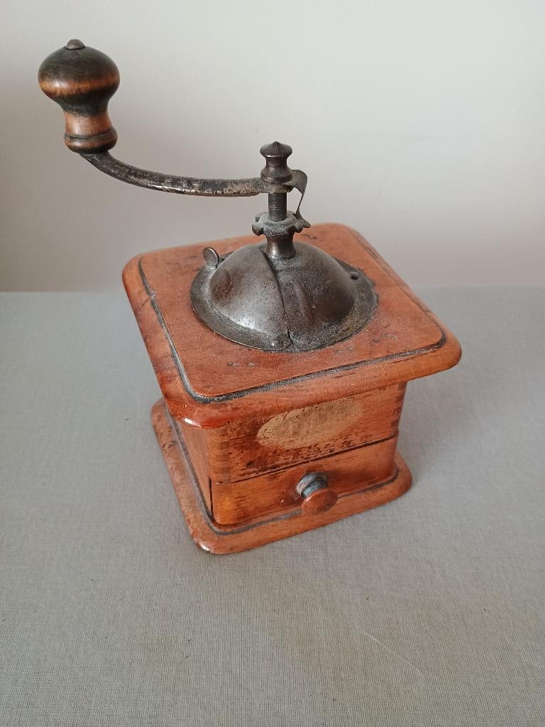 Antieke koffiemolen, Ophalen