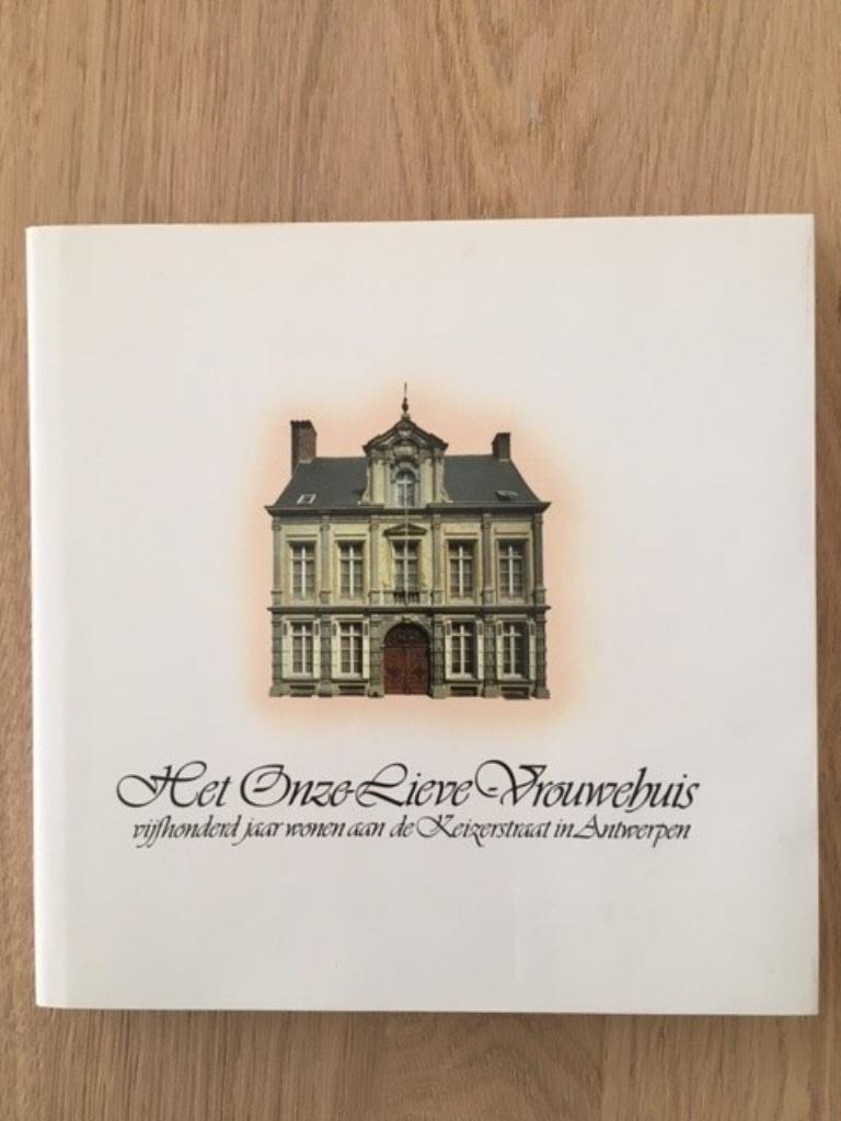 HET ONZE-LIEVE-VROUWEHUIS, VIJFHONDERD JAAR WONEN, Boeken, Kunst en Cultuur | Architectuur, Zo goed als nieuw, Overige onderwerpen