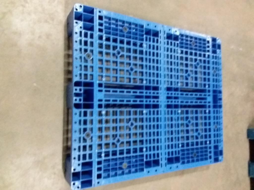 Plastieke en houten pallets te koop ., Ophalen, Zo goed als nieuw