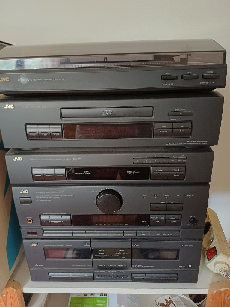 chaine stereo jvc argentée plus deux hauts parleurs, Musique & Instruments, Enlèvement, Comme neuf, Sono